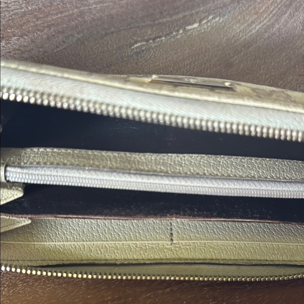 Gucci GG Emblem Brown Zip-Around Wallet - Picture 16 of 16